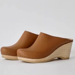 No. 6 New School Clog on Wedge in Palomino size 39